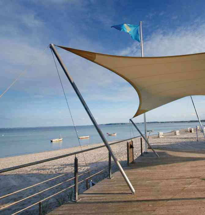 Die Plattform am Fischerplatz in Sierksdorf oberhalb des Strandes ist für die Eheschließungen mit einem Sonnensegel geschützt.