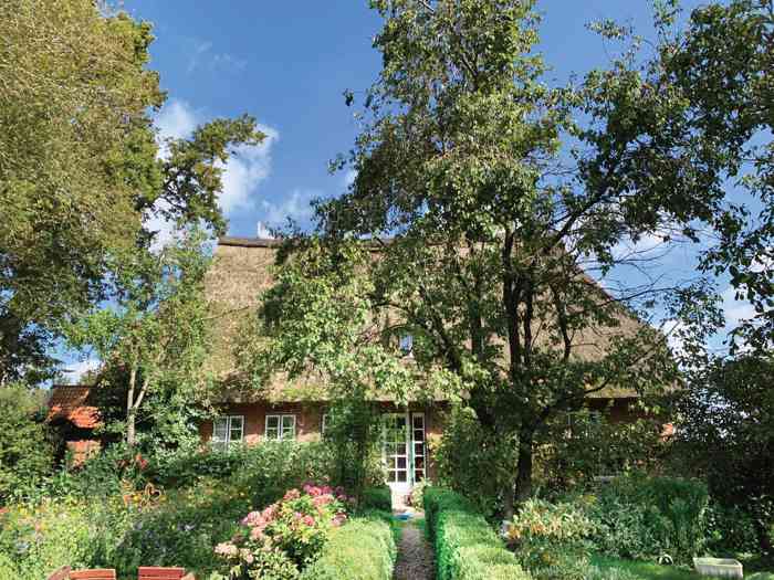 Durch den romantischen Bauerngarten führt der Weg in das wunderschöne Trauzimmer der Alte Kate in Reesdorf Außenansicht mit Bauerngarten der Alte Kate in Reesdorf