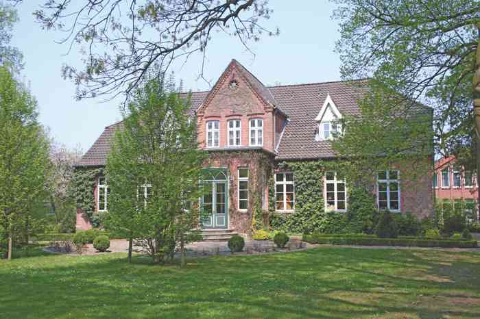 In der Villa der Familie von Issendorf können Brautpaare heutzutage heiraten. Zuständig ist das Standesamt Oldendorf-Himmelpforten. Villa von Issendorf