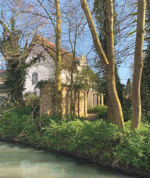Hermann-Almers-Haus im Garten.
