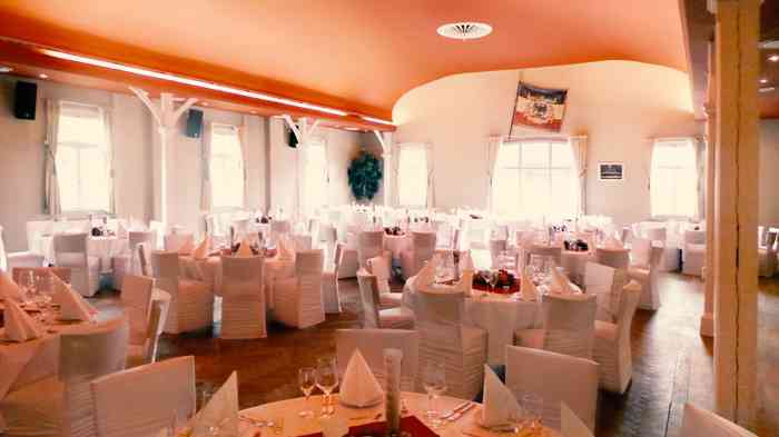 Der große Festsaal mit Platz für eine Feier von 50 bis zu 180 Personen in der Hochzeitslocation Landhaus Rosalie.