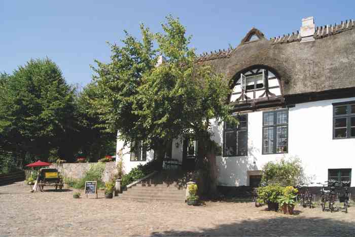 Hochzeitslocation Café Lindauhof Direkt an der Schlei liegt das ehemalige Landarzthaus Lindauhof.