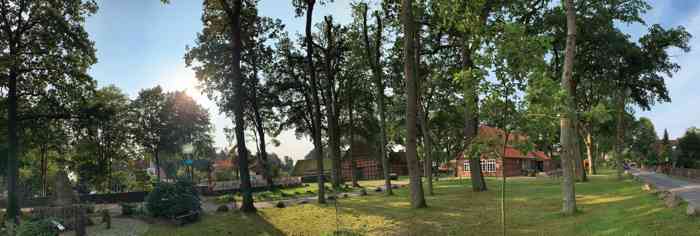 Die  Alte Schule Marxen liegt in einem weitläufigen Park unter hohen Buchen.