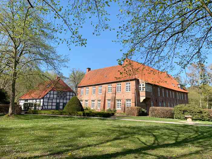 Mitten in einer schönen Ortslandschaft des nördlichen Stadtteils Bremen Blumenthal liegt die Burganlage Blomendal.