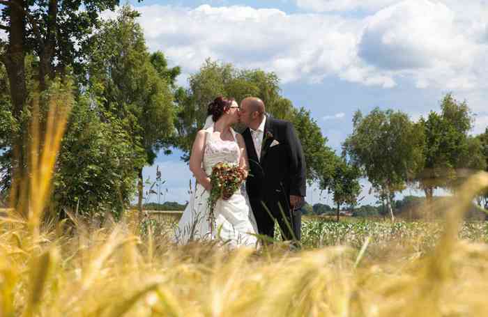 Hochzeitsfotografie Moments in Memories
Brautpaar im Kornfeld