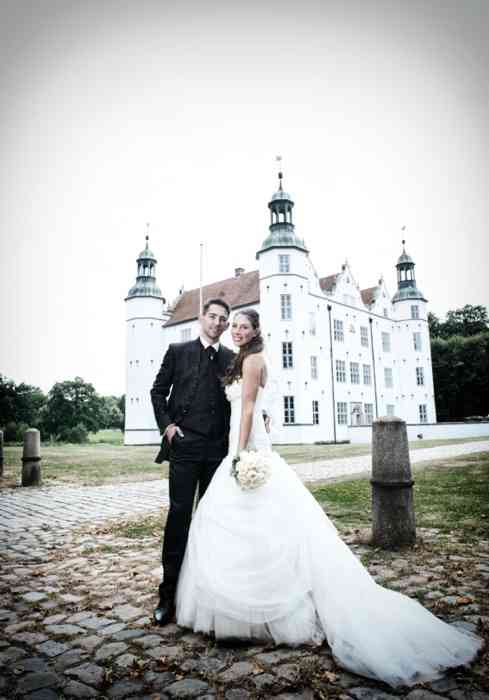 Die Hochzeitsmesse in Ahrensburg für Brautpaare die Heiraten im Schloss und Feier miteinander verbinden möchten. Brautpaar vor dem Schloss Ahrensburg.