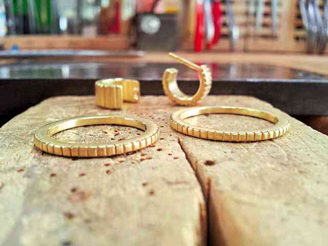 Bei PrunkWerk im Hamburger Grindelviertel gibt es handgearbeiteten Unikatschmuck von Goldschmiedin Patrizia-Romina Spenga. Unikatschmuck von Goldschmiedin Patrizia-Romina Spenga