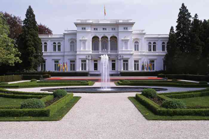 Das Standesamt Bonn führt an vorgeplanten Terminen Eheschließungen in der Villa Hammerschmidt durch. Gesellschaften bis 50 Personen finden im Trauraum Platz. Die Auslagenpauschale beträgt 436,00 Euro.