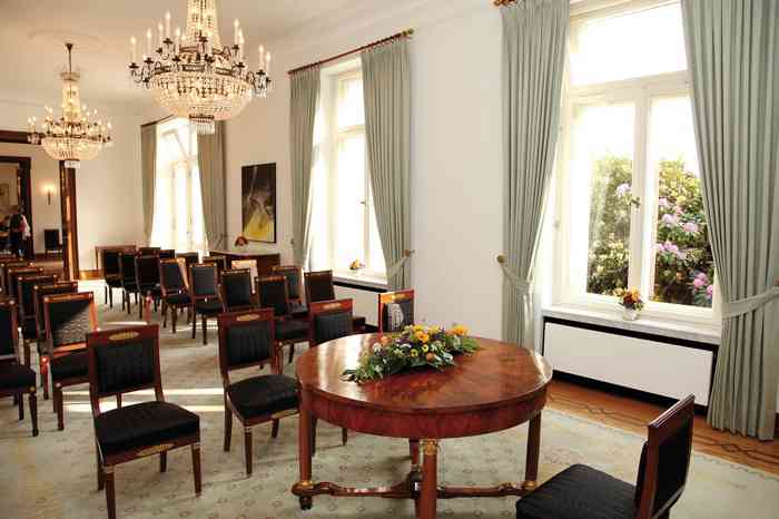 Edles Ambiente im Trauzimmer der Villa Hammerschmidt. 50 Gäste können während der Eheschließung anwesend sein.