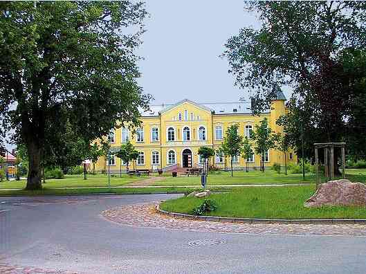 Das Gutshaus Leezen ist ein neugotisches Herrenhaus aus dem 19. Jahrhundert. Es befindet sich in Leezen im Landkreis Ludwigslust-Parchim am Ostufer des Schweriner Sees.