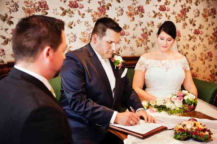 Hochzeitsfotografie Fotostory Susan und Torben Trauraum Standesamt Uetersen