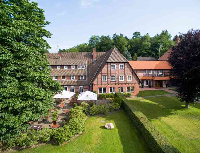 Hochzeitslocation Heiraten auf Sudermühlen Das Hauptgebäude des Hotels Sudermühlen mit Terrasse und Garten.