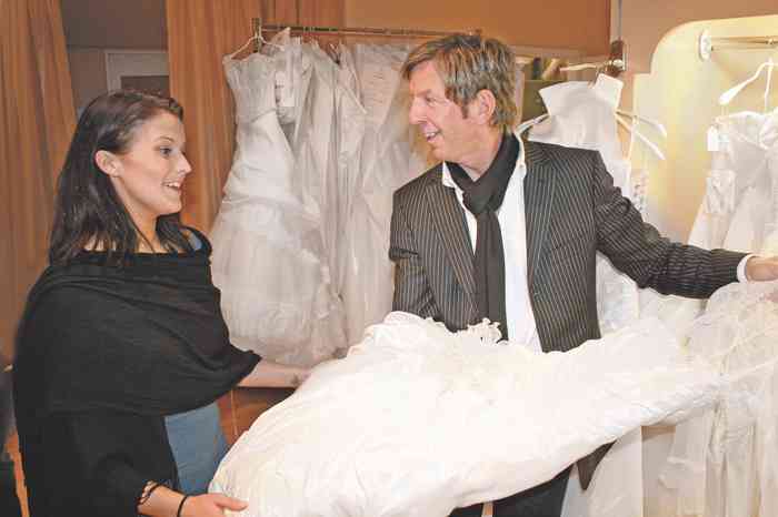 Hochzeitsplanung Team Horst Hanisch Seminare Beratung beim Brautkleidkauf.