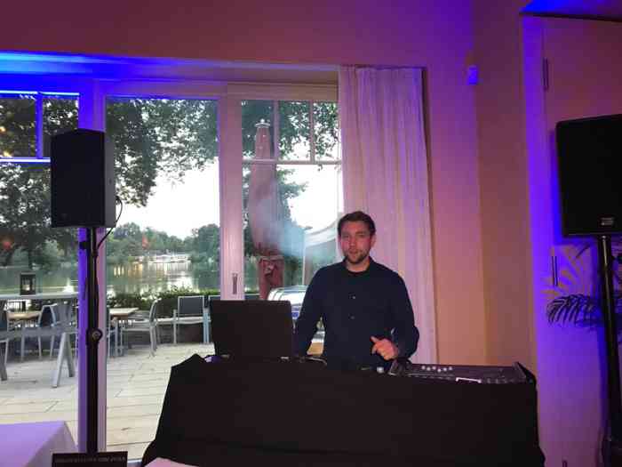 Hochzeitsdj Absolut Music Service Fotostory DJ Michael bereitet sich auf den Abend vor - er soll bei einer Hochzeitsfeier für beste Party-Stimmung sorgen.