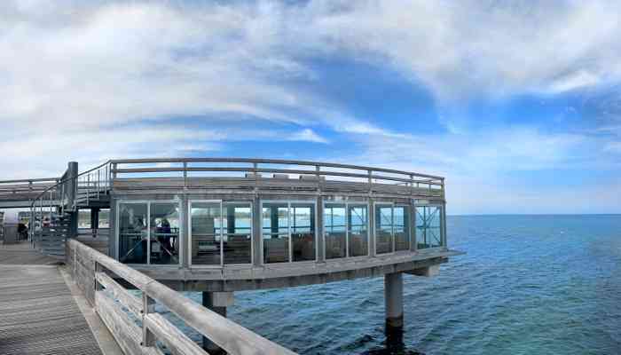 Die Meereslounge auf der Erlebnis-Seebrücke in Heiligenhafen wird im Sommer zum Trauzimmer.