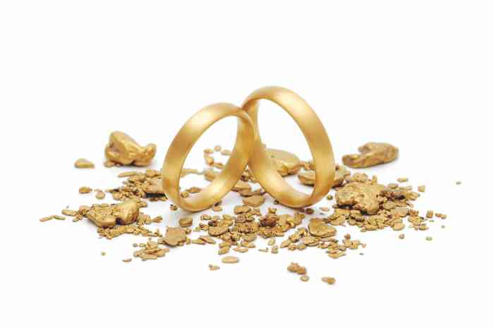 Trauringe-eheringe Juwelier oder Goldschmied? Auf das Brautpaar kommt es an! Bei Goldschmied Jan Spille werden alle Ringe als Maßenfertigung passgenau auf die Finger gefertigt.