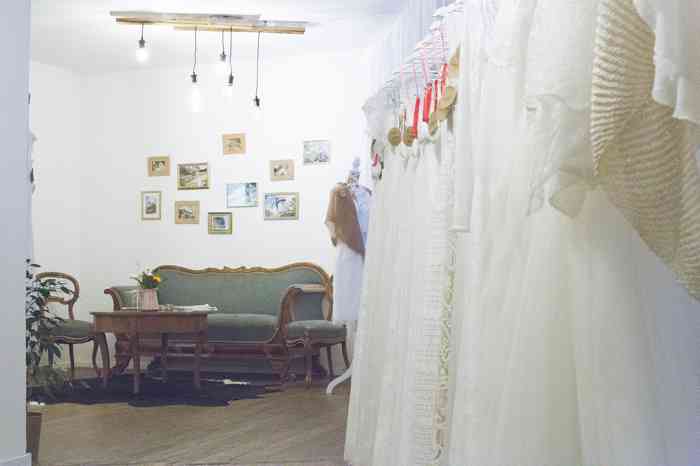 Der Showroom der Rhein Boutique Bonn im Rhein-Sieg-Kreis ist wunderschön eingerichtet. Rhein Boutique Bonn in Rhein-Sieg-Kreis