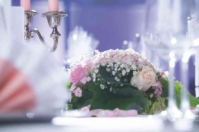 Tischdekoration mit Blumen in der Hochzeitslocation CoventGarten.
