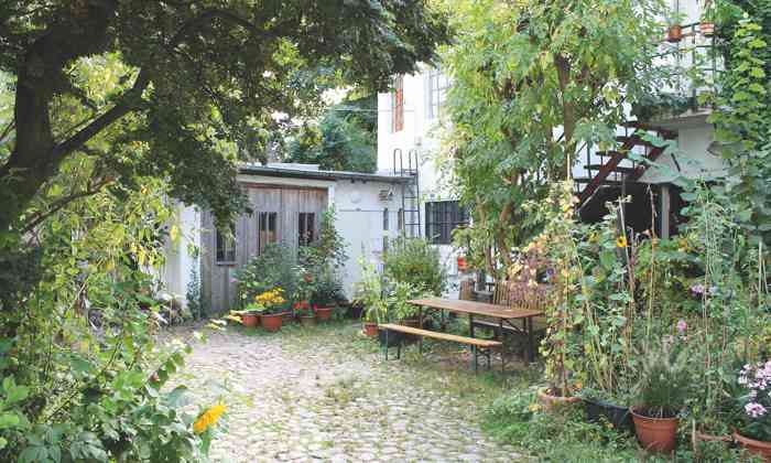 Atelier Werkstatt Glück Schmieden in Hamburg Grüner blühender Innenhof mitten in Hamburg Atelier und Werkstatt von Janine Arnold