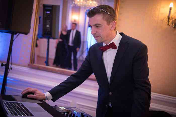 Die Eventagentur Blankenese hat erstklassige DJs im Portfolio, die im Zusammenhang mit einem Gesamtkonzept oder einzeln gebucht werden können.