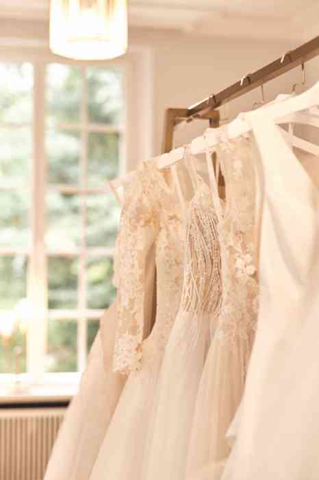 Eine große Auswahl an wunderbaren Brautkleidern in der Villa Engelsbraut.