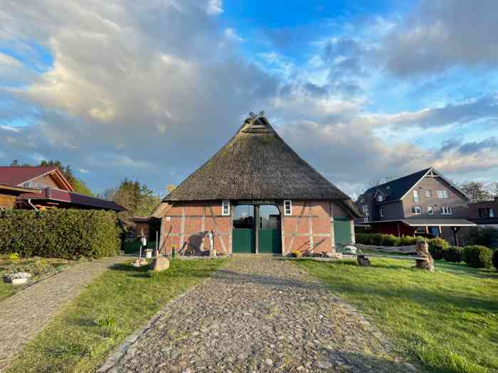 Standesamtliche Eheschließungen im Heimatmuseum in Sprötze sind von Oktober bis April möglich. Terminanfragen können Hochzeitspaare an das Standesamt Buchholz in der Nordheide richten. Trauort Heimatmuseum Sprötze