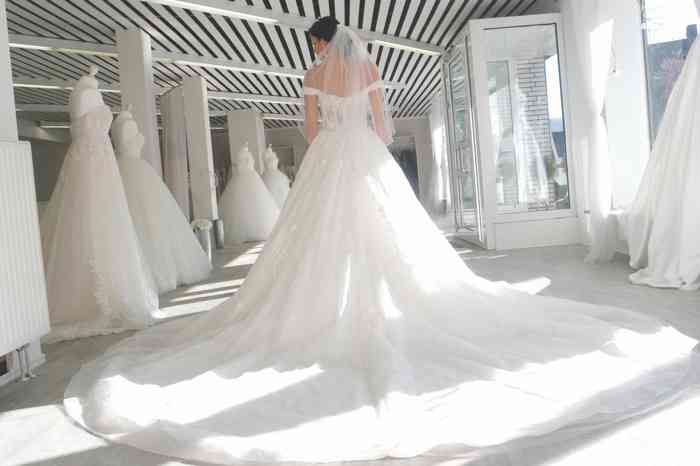 Brautkleid mit großer Schleppe bbei Coco Couture in BBuxtehude