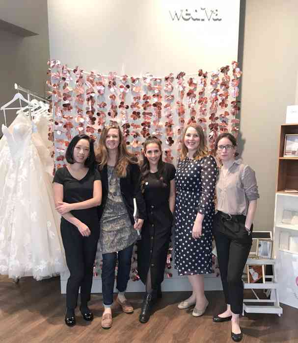 Während des Open Days hatten sich auch die ausstellenden Unternehmerinnen viel zu erzählen. Gruppenfoto mit fünf Unternehmerinnen der Hochzeitsbranche. Kai-Ju Heinemann von WEDIVA, Dagmar Kuchenbuch vom Kuchenbuchs Hochzeiten Verlag, Hochzeitsplanerin Michelle von fürimmerliebe und Anni von Purple Paper.