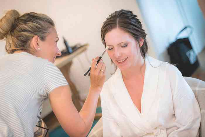 Miriam Spiegel macht das Braut Makeup für Daria.