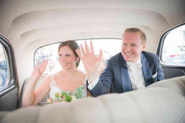 Brautpaar im Hochzeitsauto.