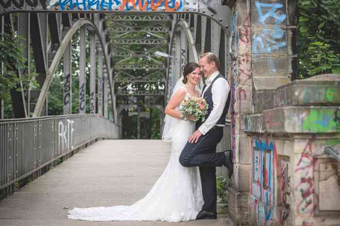 Brautpaar auf einer Brücke mit Graffiti