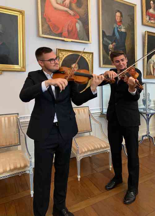 Auf der Hochzeitsmesse im Schloß Eutin zeigten die 8 Strings on Fire ihr wunderbares Repertoire an Hochzeitssongs. Zum Standesamt, in und vor der Kirche oder auf der abendlichen Feier begeistern sie mit Songs von Pop bis Klassic. Zwei Geiger in einem Schloßsaal.