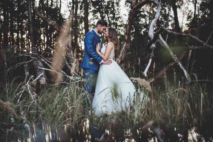 Brautpaar im Wald fotografiert von AJ-Fotomotion