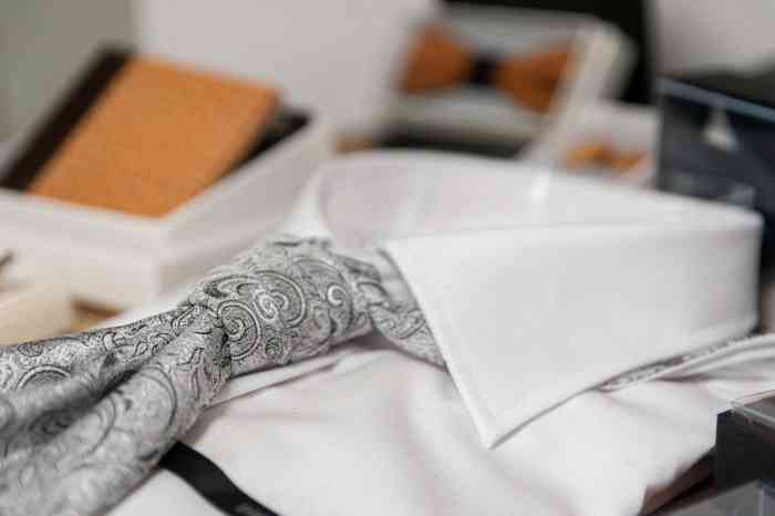 Hemden und Krawatten, Plastrons und weitere Accessoires für den Bräutigam.