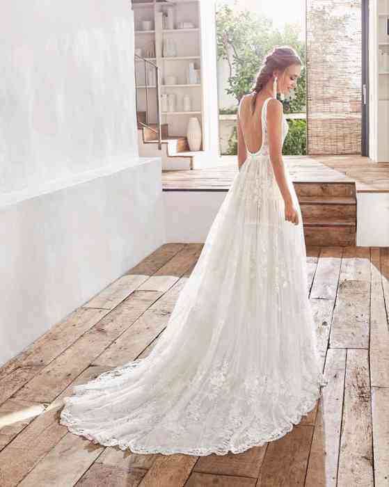 Hochzeitskleid mit langer spitzenbesetzter Schleppe und freiem Rücken.