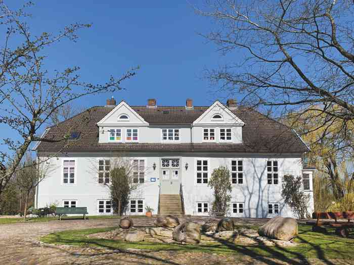 Das Barockgebäude des Amtshaus Bad Bederkesa liegt zwischen Burg und Bederkesaer See. 