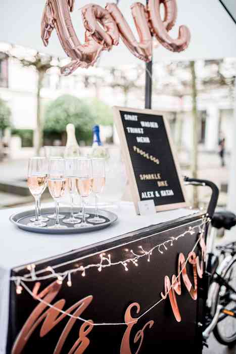 Hochzeitscatering mit Sparkle Bike. Fahrrad mit mobiler Bar für die Hochzeit.