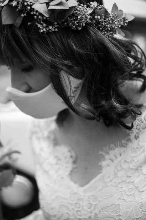 Heiraten in Hamburg Coronahochzeit Braut mit Blumenkranz und Mundschutz