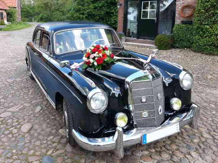 Hochzeitsauto Mercedes Ponton von 1959 auf Gestüt.