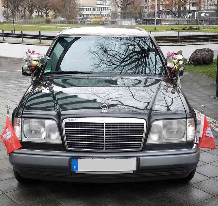 Hochzeitsauto Mercedes Pullmann V124 von Hanseatische Hochzeits- und Genussfahrten.