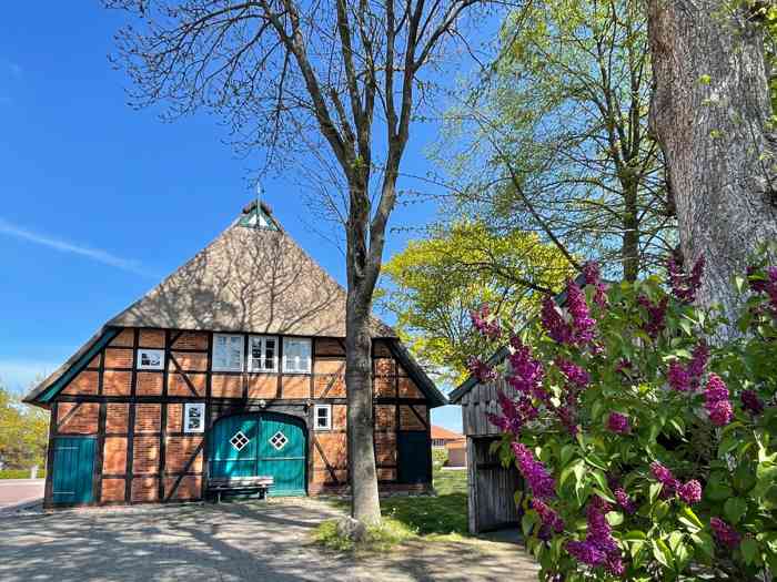Im Küsterhaus Marschacht befindet sich das alleinigeTrauzimmer des Standesamtes Marschacht. Zuständig für die Samtgemeinde Elbmarsch. Trauort des Standesamtes Marschcht im Küsterhaus.