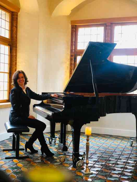 Event-Pianistin Christine Stengert am Flügel.