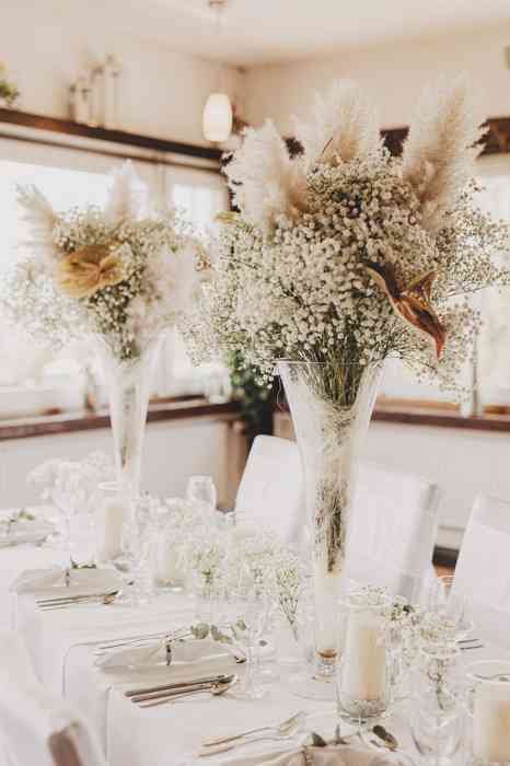 Sommerlich leicht schwebt die Tischdekoration aus Schleierblüten über dem Hochzeitstisch.