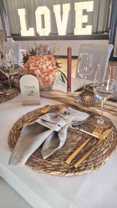 Dekorierter Tisch in der Hochzeitslocation Hotel Altes Land in Jork.